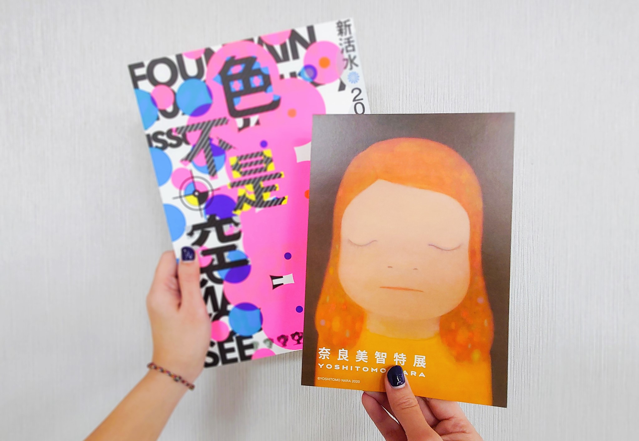 中華文化總會主辦的日本藝術家奈良美智特展台北場，開展首週末近2000人次參觀，周邊產品賣到斷貨，補貨要等2到3週。(圖：奈良美智特展臉書)