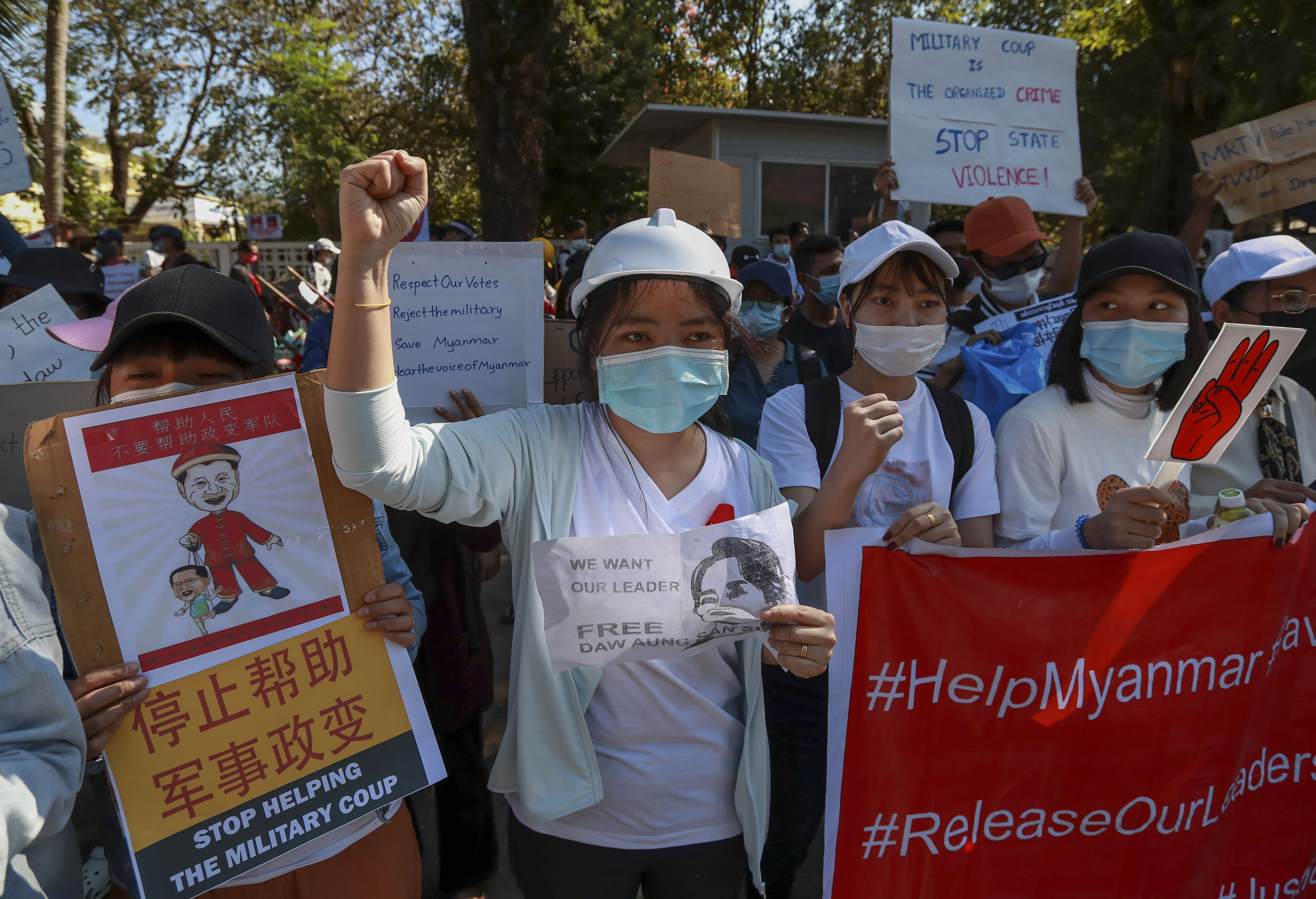 緬甸民眾示威，要求中國不要幫助軍政府政變。(美聯社/達志影像)