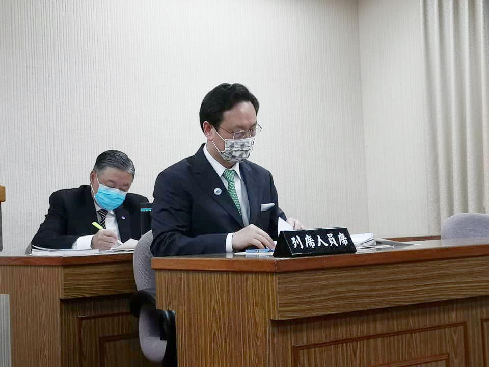 僑委會委員長童振源(前)。(劉玉秋 攝)