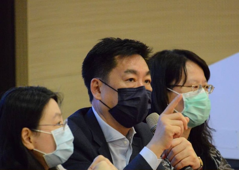 中央疫情指揮中心團隊副指揮陳宗彥(中)15日南下國家運動訓練中心宣導疫苗施打與相關注意事項，確保選手能安心備戰，平安健康出國參賽，但也強調會尊重選手施打意願。(體育署提供)