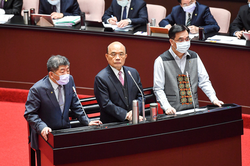 行政院長蘇貞昌16日在立法院備詢時力挺衛服部長陳時中(圖：中央社)
