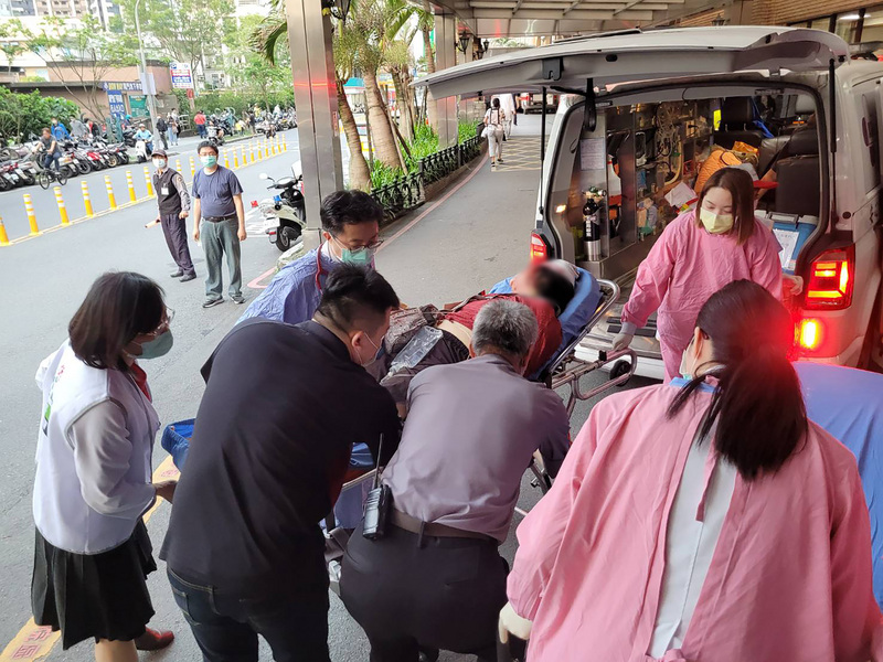 台9線蘇花公路115公里處、東澳段附近16日下午發生一輛遊覽車撞山壁重大事故，車上共45人，目前已知有5名輕傷、10名重傷和5名失去生命徵象者。 (圖：中央社)