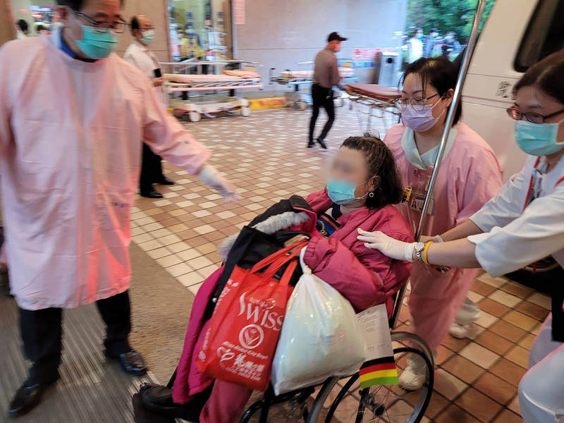 宜蘭縣蘇澳鎮台9線114.7K處16日下午發生遊覽車重大車禍，傷者已陸續送抵醫院治療。 (圖：中央社)