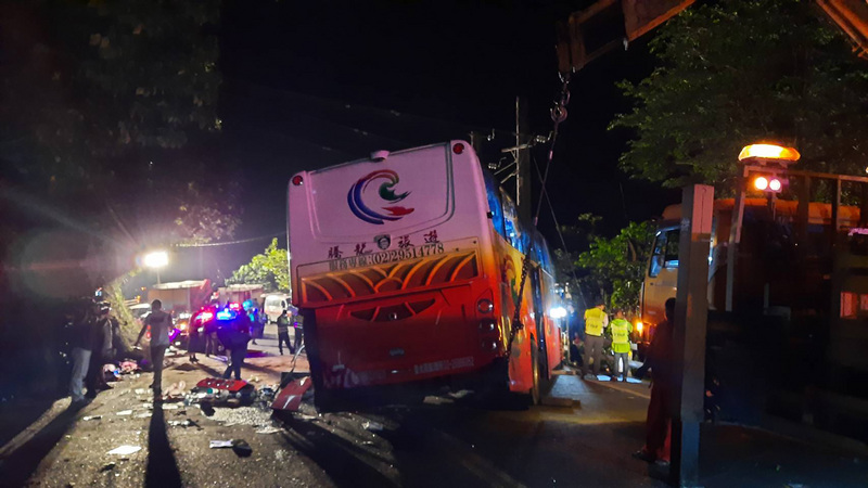 新北市新店區復興里舉辦自強活動，16日下午遊覽車回程行經蘇花公路115公里處東澳段時撞上山壁，除車頭損毀，左側後半車體的鐵皮被削毀，車身破了大洞，椅子外露，物品和車身碎片散落四處，現場混亂；目前已知6死多人輕重傷。（讀者提供） (圖：中央社)