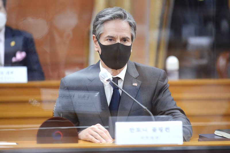 美國國務卿布林肯17日出席韓美外交首長會談時指出，中國的高壓及好戰行為，不僅侵蝕香港經濟、弱化台灣民主，在侵害西藏人權及主張南海問題上，都有損人權法。（韓國外交部提供） (圖：中央社)