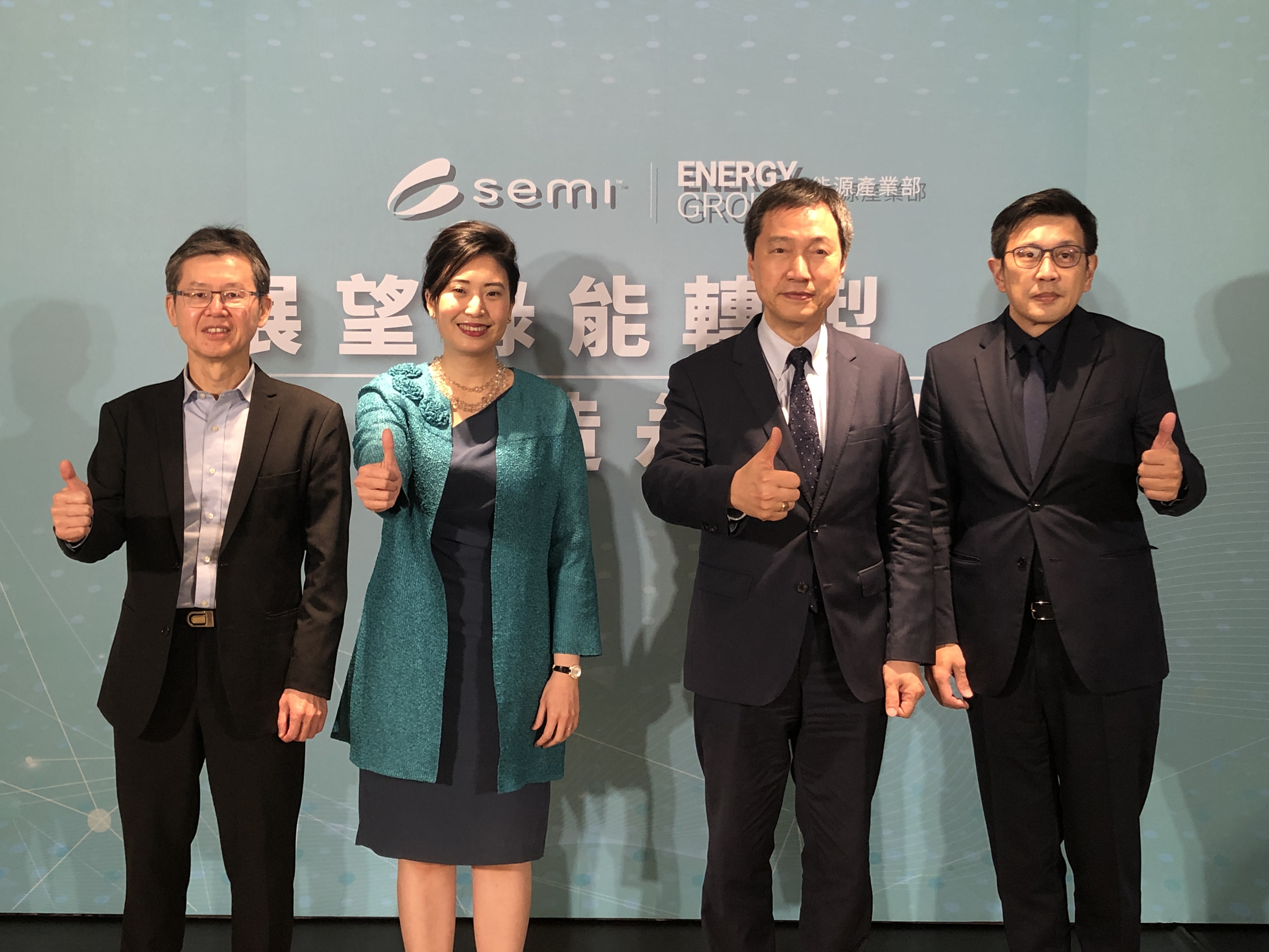 SEMI國際半導體產業協會全球行銷長暨台灣區總裁曹世綸17日與太陽能、風能及儲能業者共同舉行記者會，與會者包括聯合再生能源太陽能事業總經理沈維鈞、哥本哈根風能開發董事總經理許乃文及台達電子能源系統解決方案事業處資深處長艾祖華。（楊文君攝）