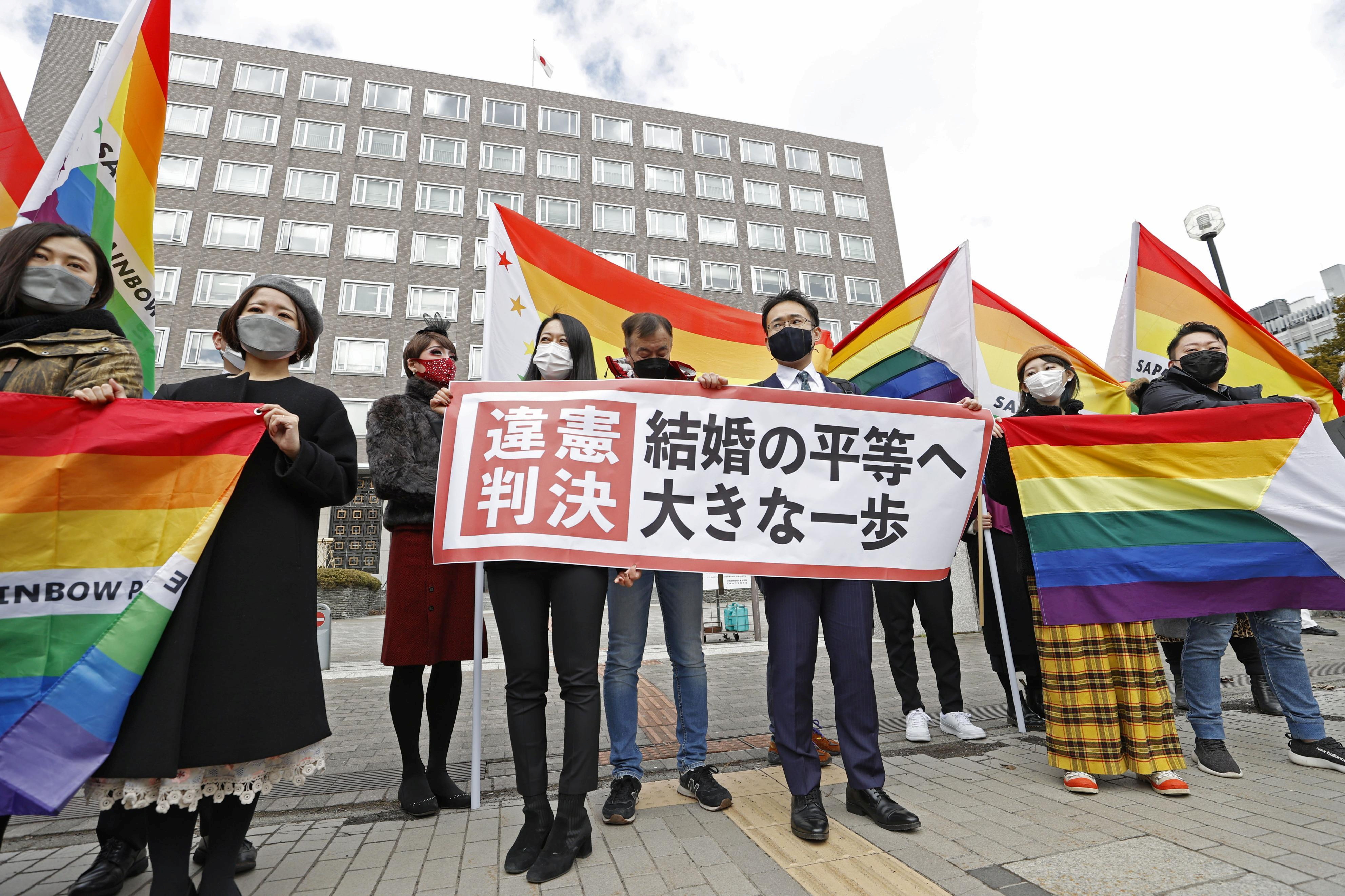日本札幌地方法院17日裁定，日本不允許同性伴侶結婚是「違反憲法」，圖為支持同婚民眾在法院外等待判決。 (RT/達志影像)