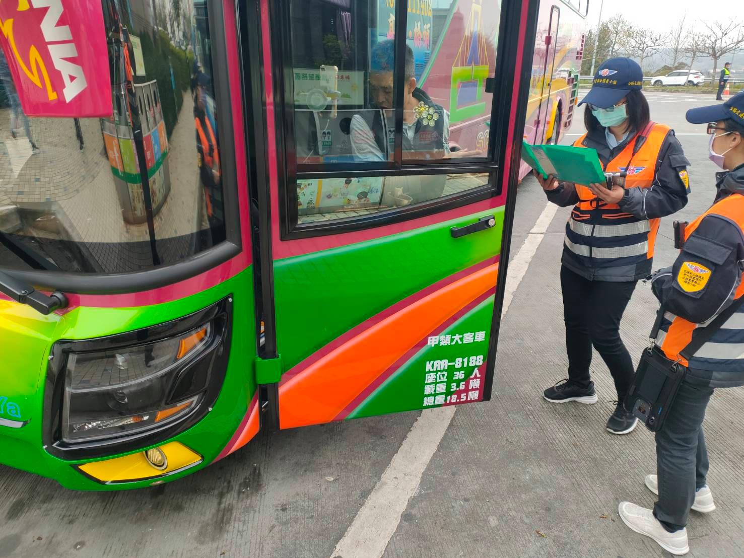 交通部長林佳龍承諾年底公布遊覽車評鑑結果。圖為交通部公路總局實施不定點聯合稽查勤務查核遊覽車情況。（圖：公路總局粉專）