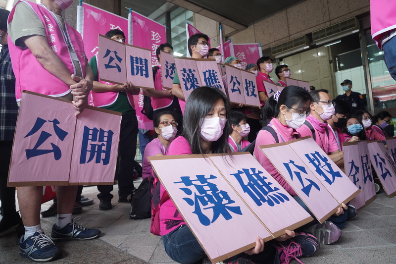 環保團體日前將逾70萬份珍愛藻礁公投案連署書，送往中選會。(資料照片/中央社)