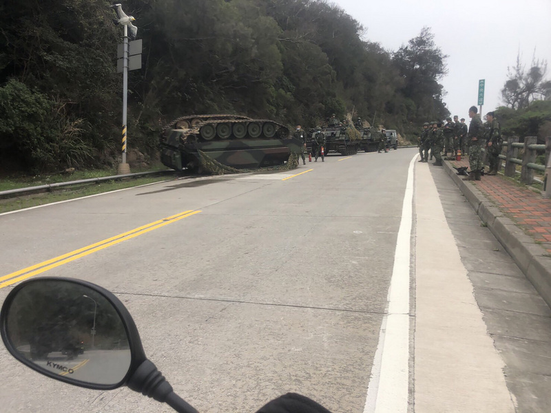 陸軍馬祖防衛部18日上午實施運輸甲車駕駛複訓時，1台裝甲車不慎擦撞邊坡後翻覆，所幸駕駛及車內人員均無礙。(圖：中央社)