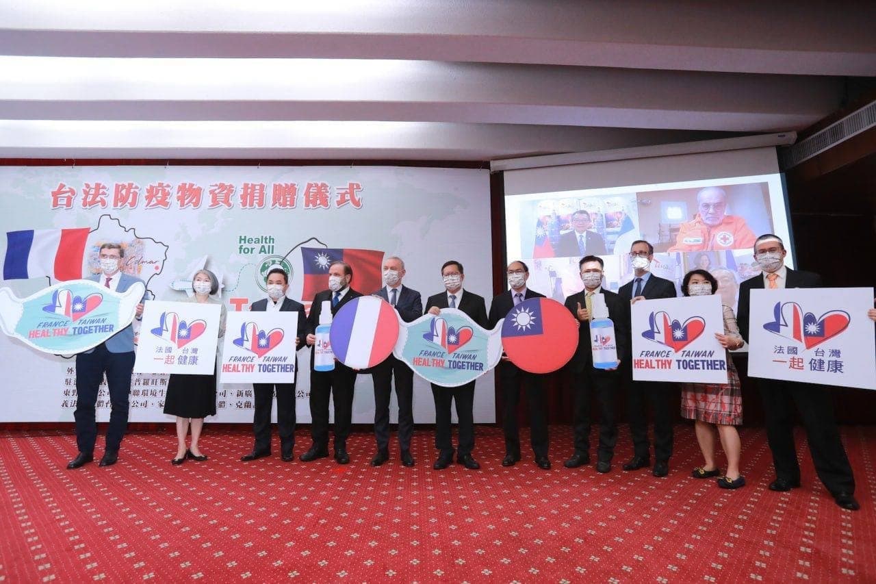 外交部18日舉行防疫物資捐贈儀式，由台灣企業捐贈12萬份口罩以及鼻罩、消毒噴霧給法國，協助法國對抗COVID-19疫情。(圖：外交部)