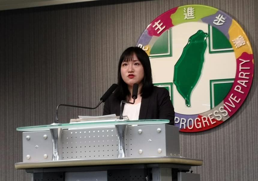 民進黨發言人謝佩芬27日表示，民進黨尊重選務機關對於選務時程的安排，但國民黨主席朱立倫混淆公投與修憲複決兩種不同公民權行使，企圖擾亂視聽。(資料照/劉玉秋攝)