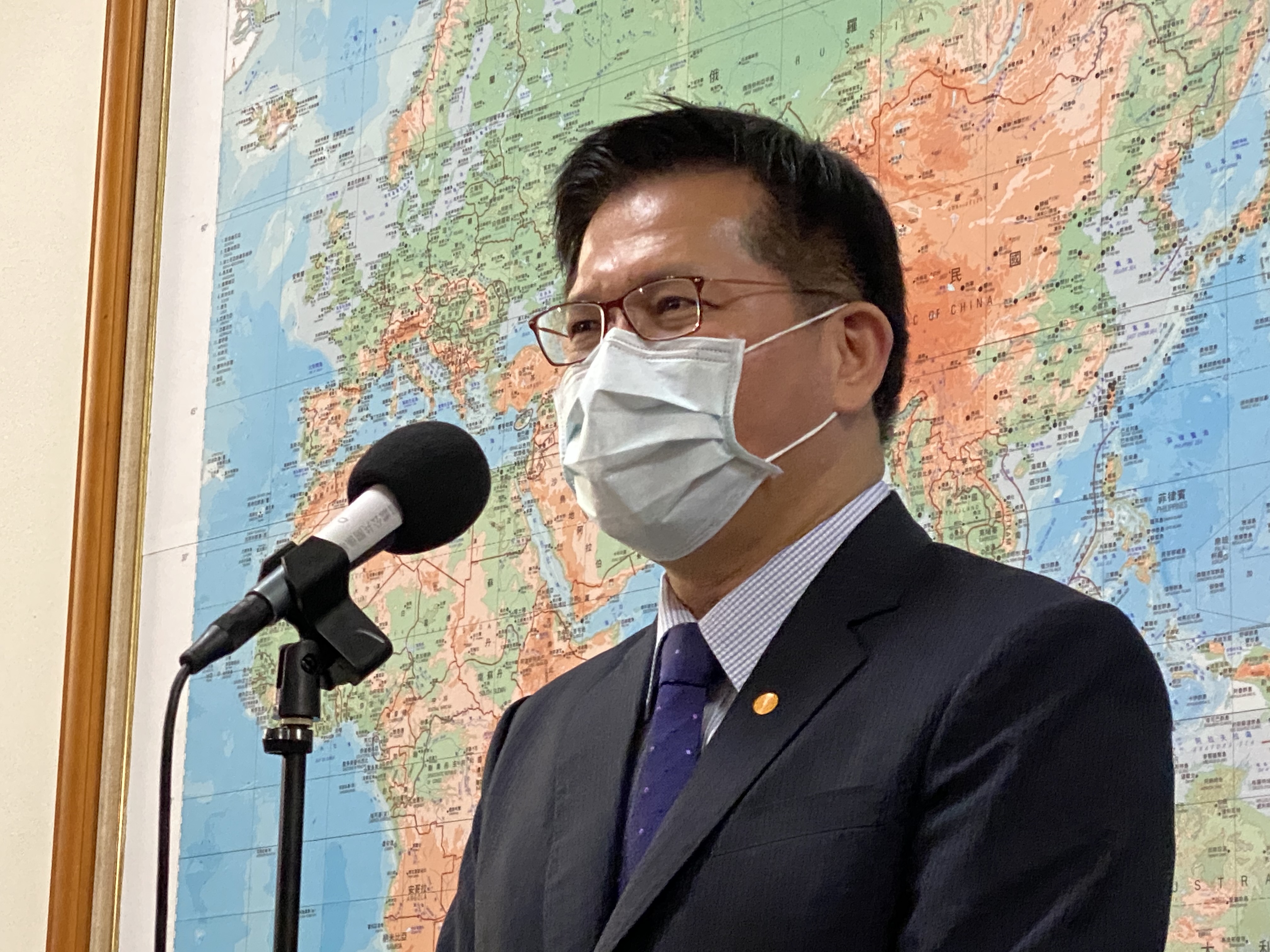 交通部長林佳龍18日出席立法院交通委員會時接受媒體聯訪。(吳琍君攝)