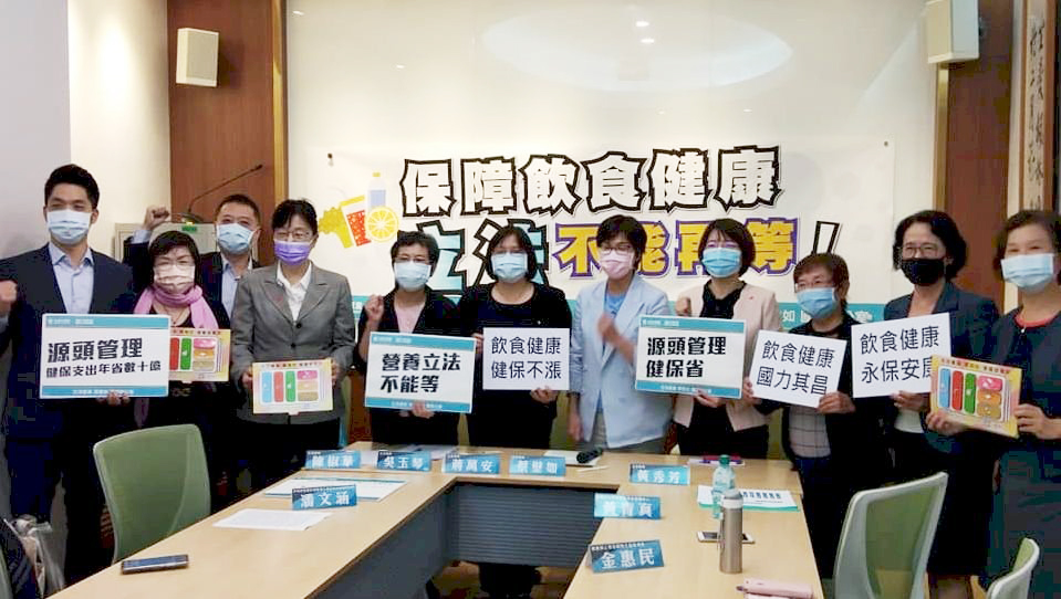 跨黨派立委呼籲制度營養及健康飲食促進法。（王韋婷攝）