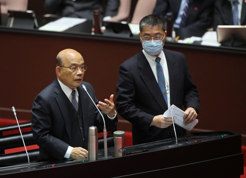 行政院長蘇貞昌（左）19日在立法院院會備詢。右為內政部長徐國勇。 (圖：中央社)
