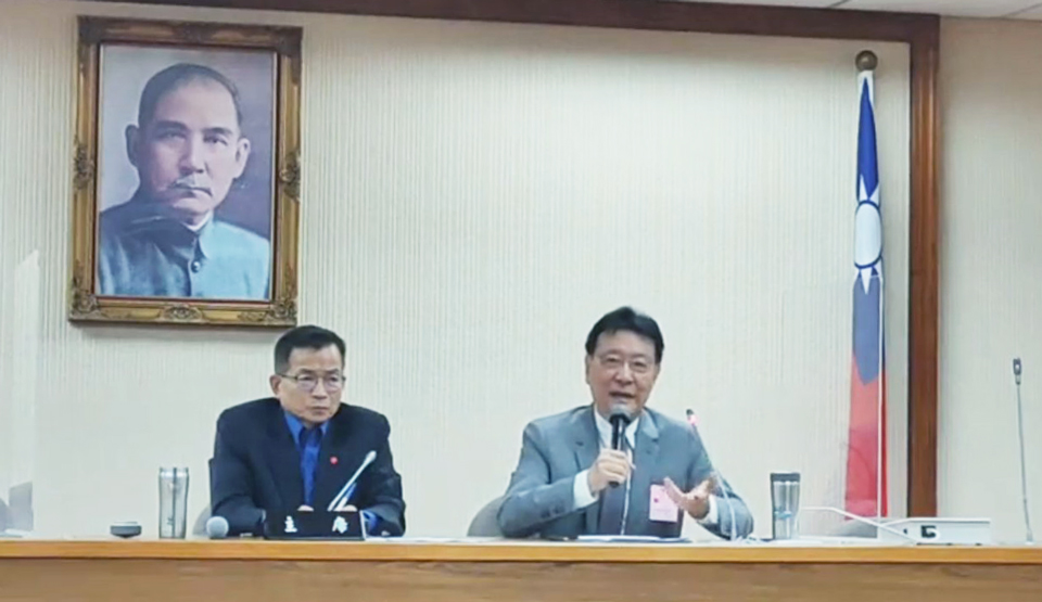 國民黨立委賴士葆19日與中廣董事長趙少康一同召開憲政改革記者會。(臉書直播)
