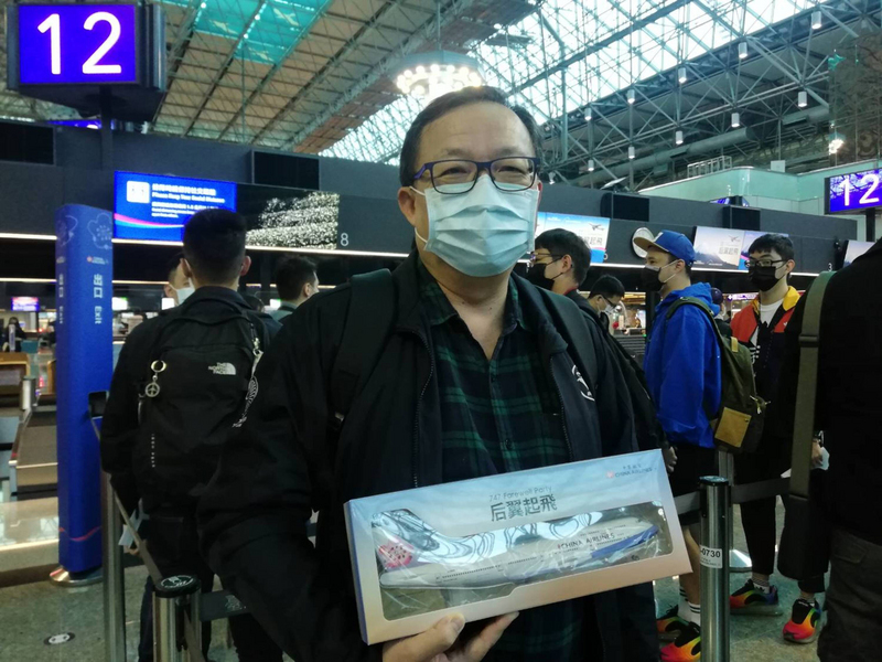 波音747-400飛機享「空中女王」美譽，中華航空今年將汰除最後4架客機，20日舉行告別秀Farewell Party「后翼起飛」，資深航空迷皮先生特地穿上747-400紀念夾克，開心拿著華航送的模型機。 (圖：中央社)