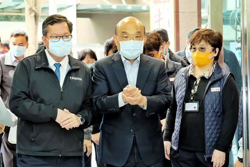 行政院長蘇貞昌（中）21日在桃園市長鄭文燦（左）的陪同下，參訪桃園區的長照機構，對於記者詢問藻礁公投相關議題，蘇貞昌表示，政府努力穩定供電，也會保護藻礁生態環境，希望國人一起了解全部資料，做出最明智的決定。 (圖：中央社)