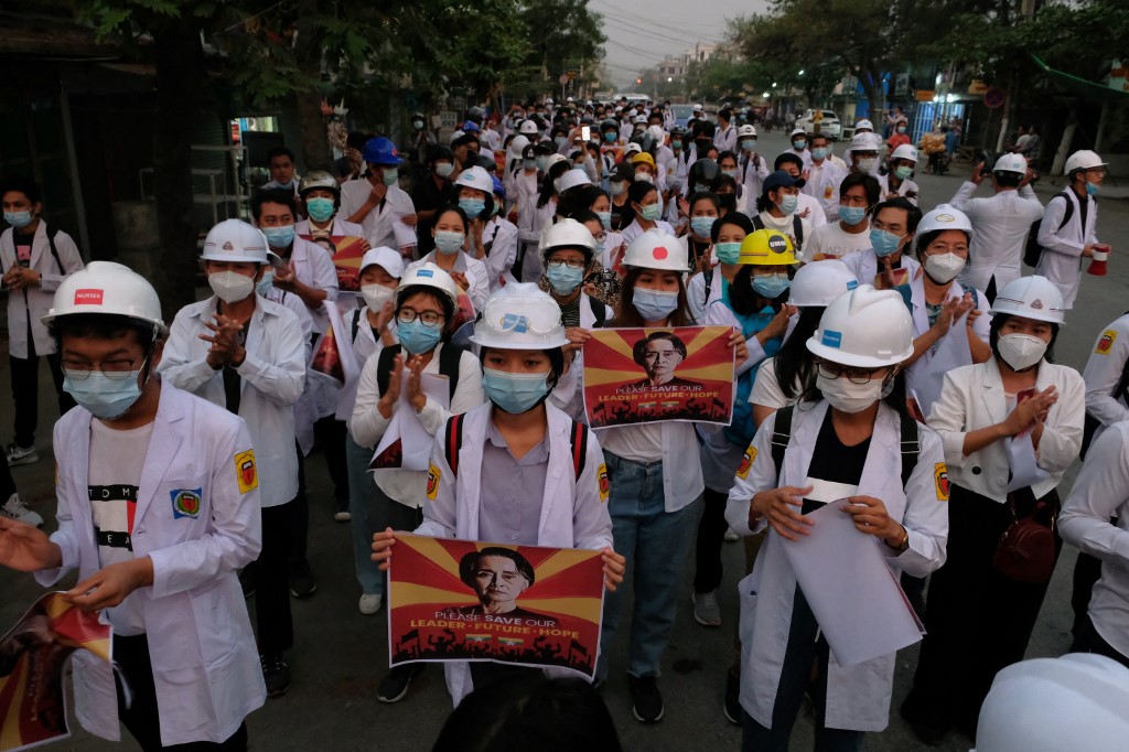 在緬甸鎮壓示威行動後，數十名醫生和護理師21日黎明時分，在第二大城瓦城(Mandalay)街道上遊行，以避免跟安全部隊對立。(AFP)
