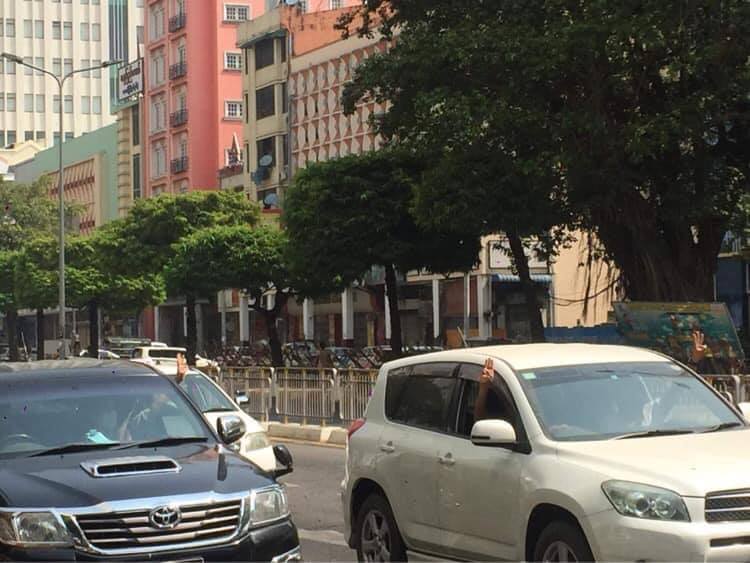大批開著汽車或騎著摩托車的示威民眾，22日在緬甸最大商業城市仰光的大街上，大聲鳴放喇叭。(圖取自推特)