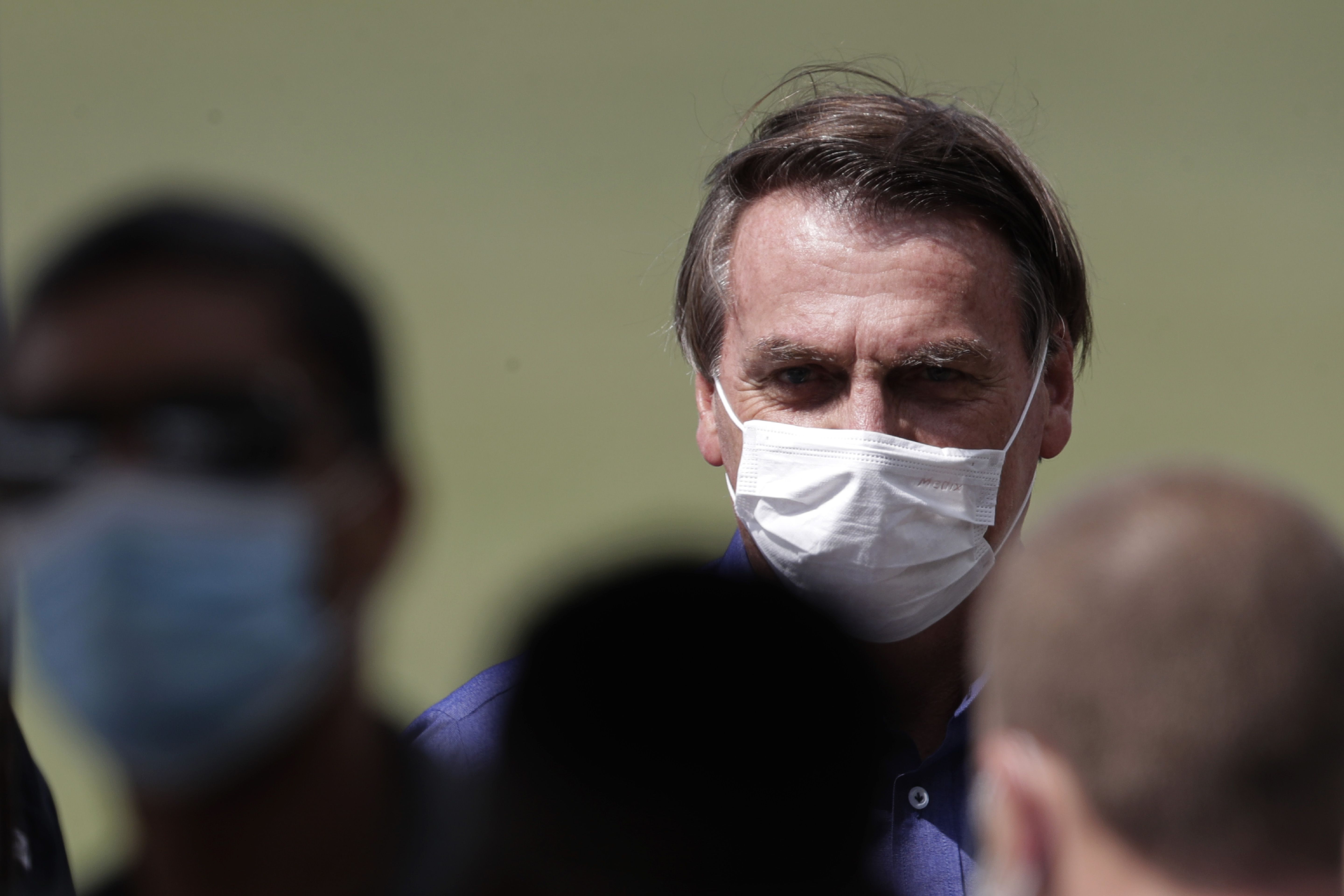 巴西總統波索納洛(Jair Bolsonaro)3日凌晨被緊急送往醫院，原因可能是腸阻塞。(美聯社/達志影像)