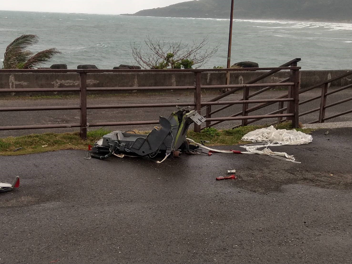 空軍兩架F-5E戰機在屏東外海「疑似發生擦撞」，飛行官中尉羅尚樺送醫後不治，另一位飛行官上尉潘穎諄目前仍在積極搜救，期盼國人持續祈福集氣。(國搜中心提供)