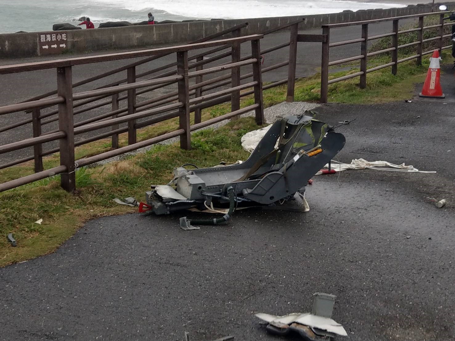 台東志航空軍基地2架F-5E戰機22日執行訓練任務時失聯，造成1名中尉殉職，1名上尉尚未尋獲。圖為警方在台26線73公里處發現的傘具連座椅。(國搜中心提供)