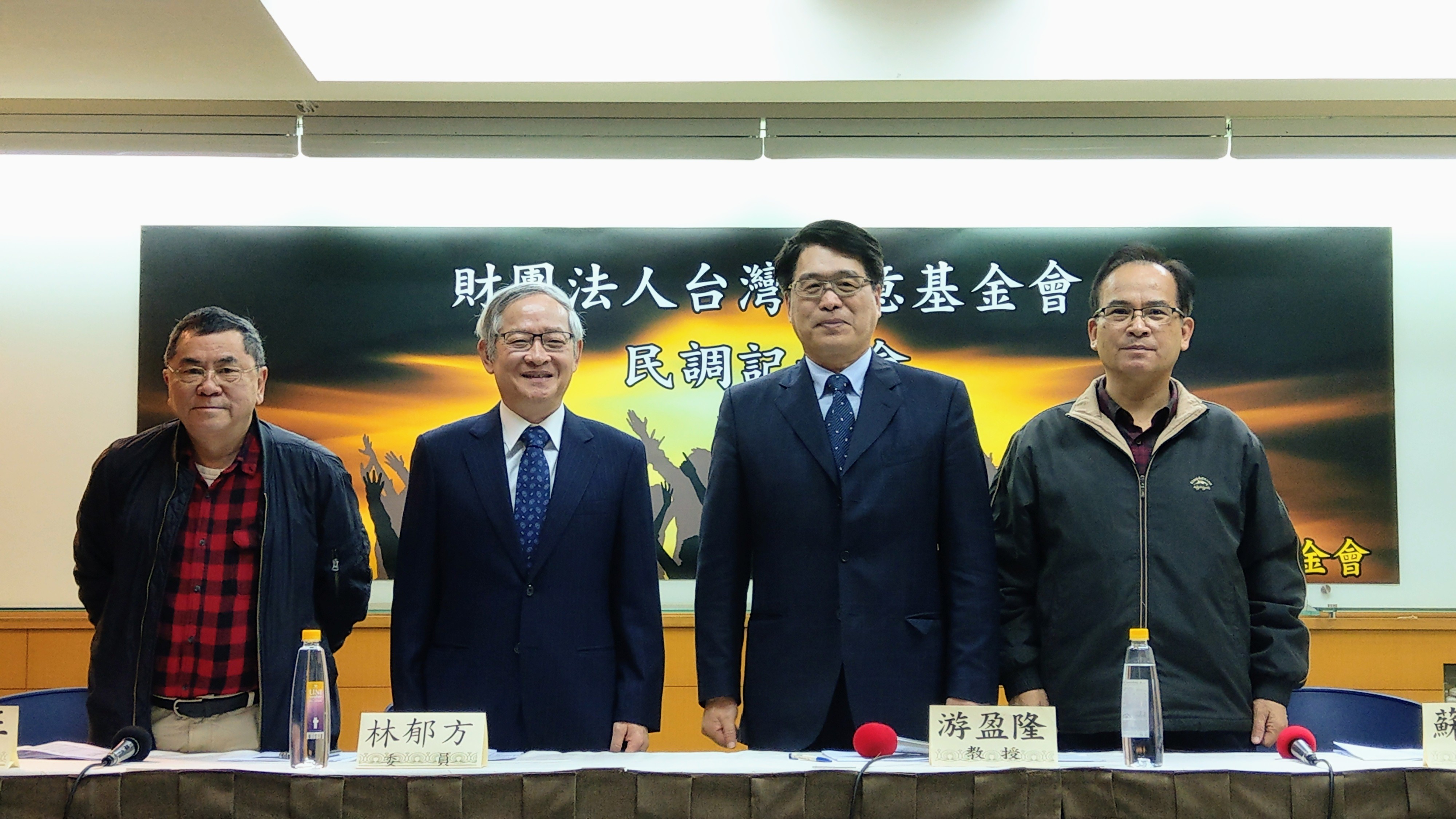 台灣民意基金會今公布有關疫苗的最新民調，由基金會董事長游盈隆(右二)主持，前立委林忠正(左起)、林郁方、台灣維新召集人蘇煥智均出席。(歐陽夢萍 攝)
