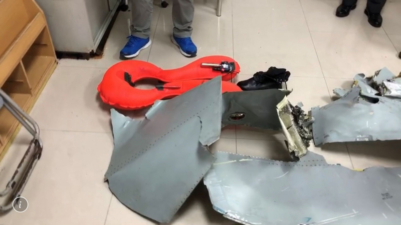 空軍台東基地2架F-5E戰機22日在屏東牡丹鄉旭海海域碰撞墜機，國軍漏夜搜尋失蹤飛官潘穎諄，23日在附近海岸線找到鞋子、救生衣和機體殘骸。（民眾提供） (圖：中央社)