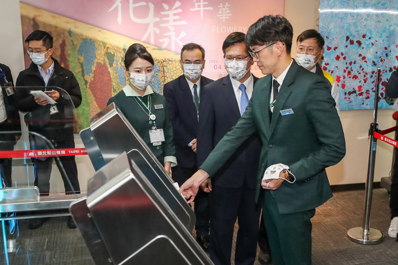 交通部長林佳龍（後右2）23日至松山機場視察「3e智慧通關系統」，由旅客自助通關查驗，強化航空保安，並降低機場人力負擔。 (圖：中央社)