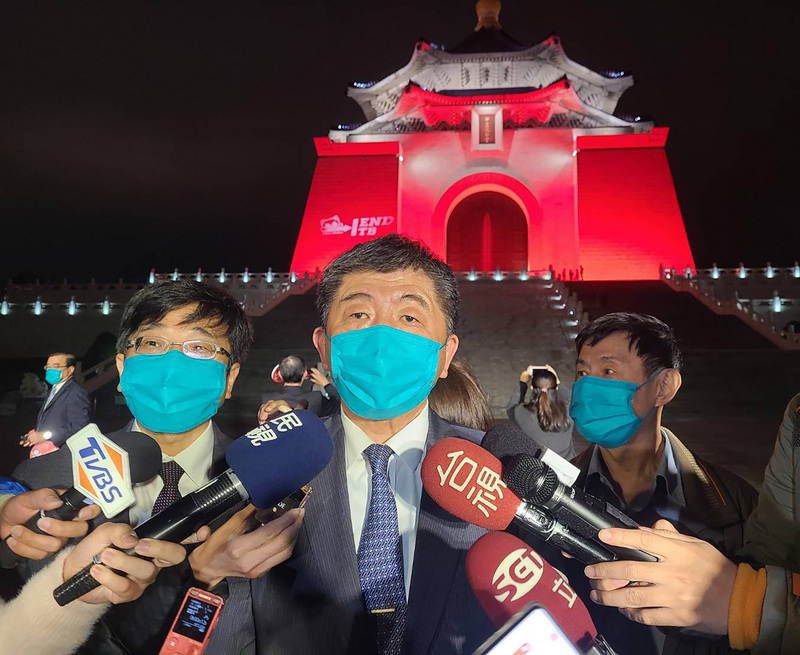 衛福部長陳時中（中）23日受訪表示，AZ疫苗剛開始接種，醫院在安排上可能會花些時間，讓接種速度稍微慢一點，但對於單日接種1578人，他認為「可以再快一點」。 (圖：中央社)