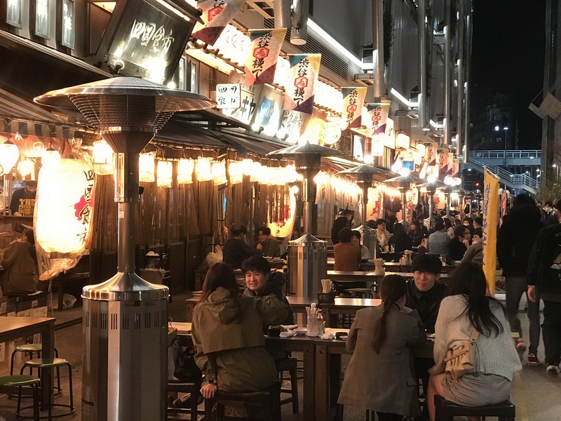 日本三度發布緊急事態。圖為3月14日東京澀谷小吃街。 (圖：中央社)
