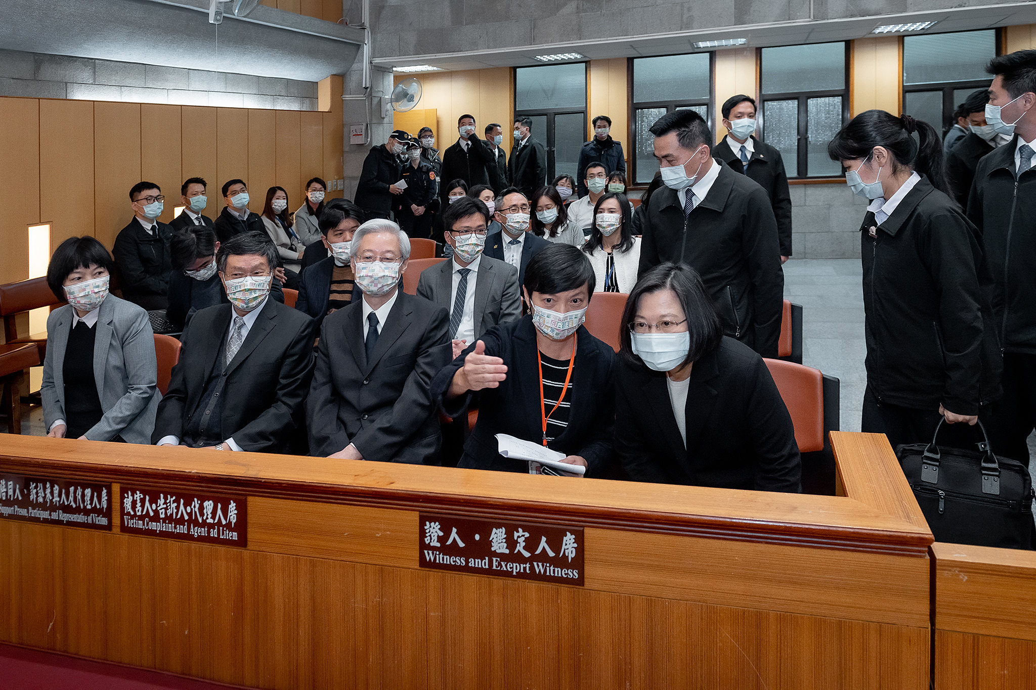 蔡英文總統(前排右一)23日到士林地院旁聽「國民法官模擬法庭」，以行動支持國民法官制度。(總統府提供)