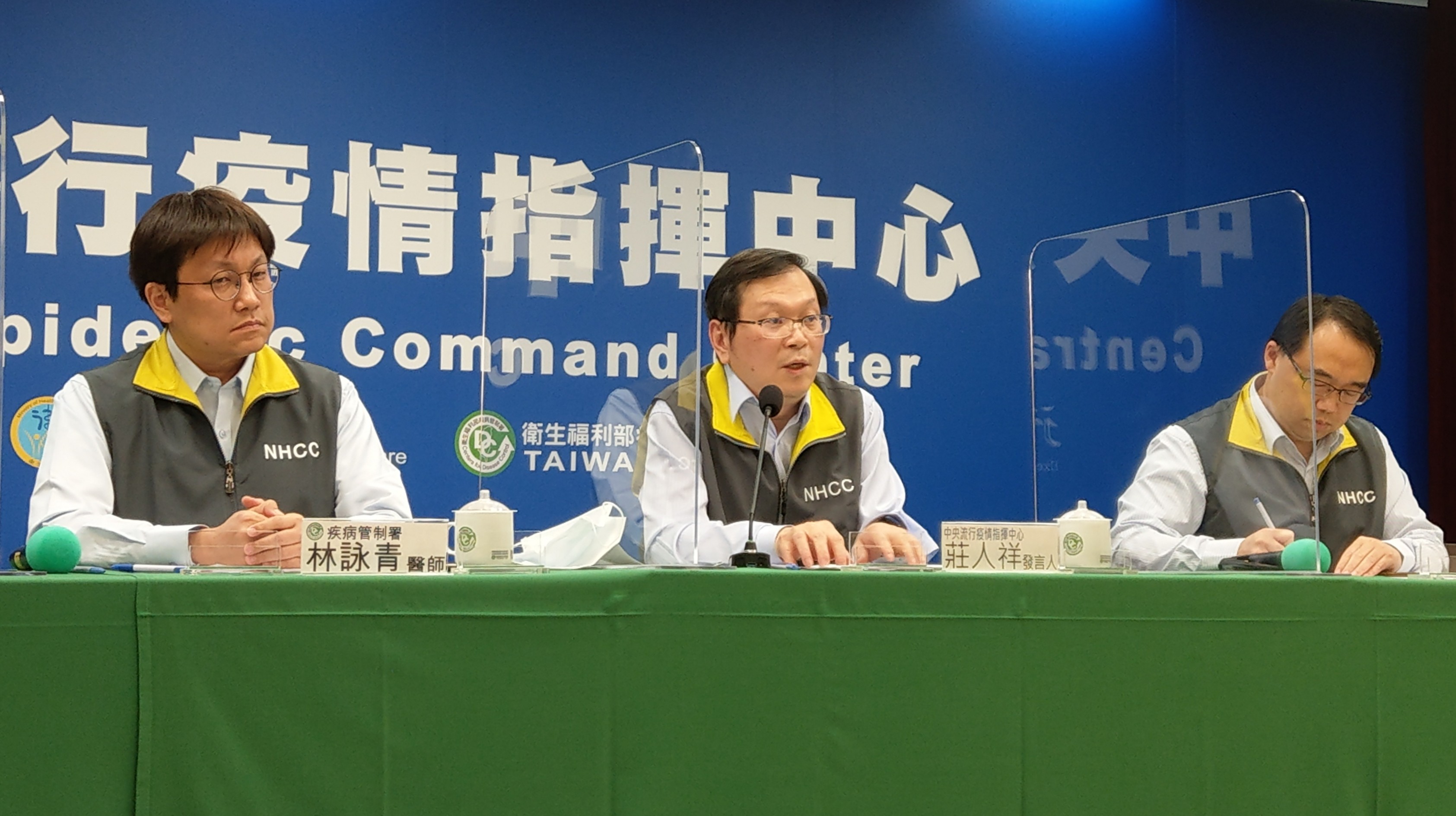 莊人祥(中)23日表示，AZ疫苗首日開打數較少，之後應該就會加速。(劉品希 攝)