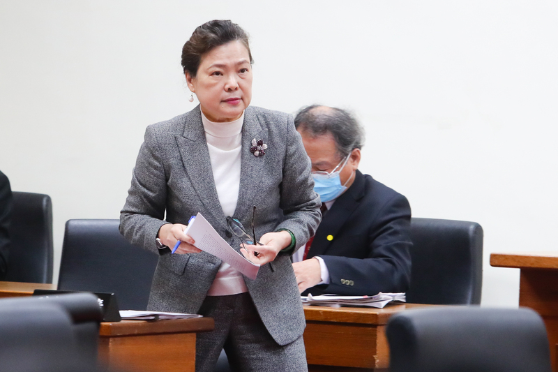 經濟部長王美花（前）24日赴立法院經濟委員會報告中油三接天然氣接收站之規劃與建置問題檢討。 (圖：中央社)