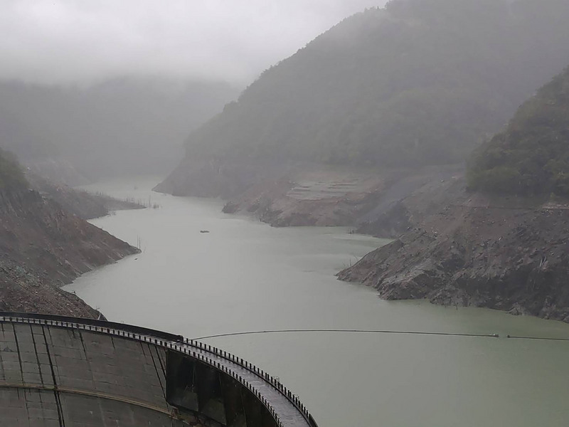 受鋒面影響，近2天持續下雨，德基水庫裸露的岩層出現濕潤狀況，水位下降趨緩。（民眾提供） (圖：中央社)