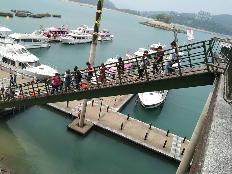 中部這幾天雖有降雨，但日月潭水庫進帳不多，日月潭國家風景區管理處按照規劃，24日宣布4月1日起暫時封閉朝霧碼頭、玄光碼頭，重新開放的日期或水位高度未定。圖為低水位造成碼頭引橋傾斜。（日管處提供） (圖：中央社)