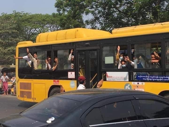 緬甸第一大城仰光的永盛監獄26日一共釋放了322人，其中包括249名男子和73名女性。(圖取自推特)