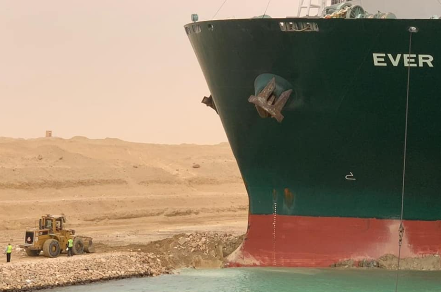 長榮海運大型貨櫃輪「長賜輪」擱淺在蘇伊士運河中，阻斷國際航道，蘇伊士運河管理局正以挖土機清除阻礙設法救援中。（圖:suezcanal.gov.eg FB）