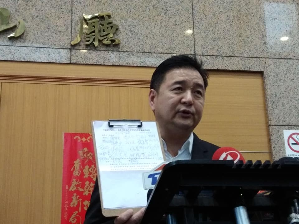 不滿中廣董事長連日放炮批評中常會，24位國民黨中常委連署提案，邀請趙少康到中常會專案報告，說明改造主張。(王韋婷 攝)