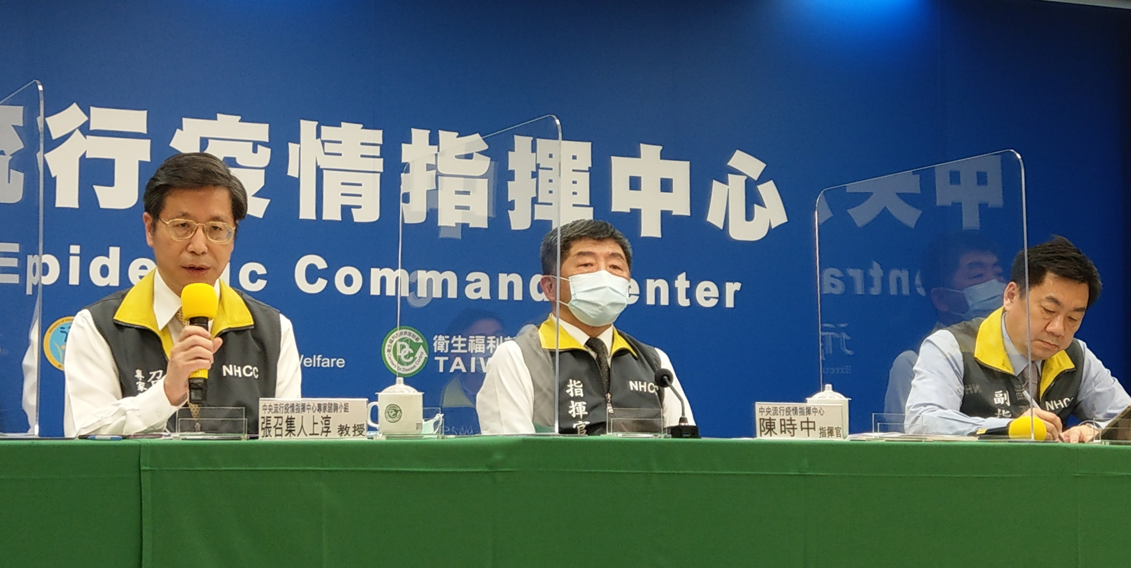 陳宗彥(右)24日表示，帛琉「旅遊泡泡」首發團全滿 ，機場動線將分流。(劉品希 攝)