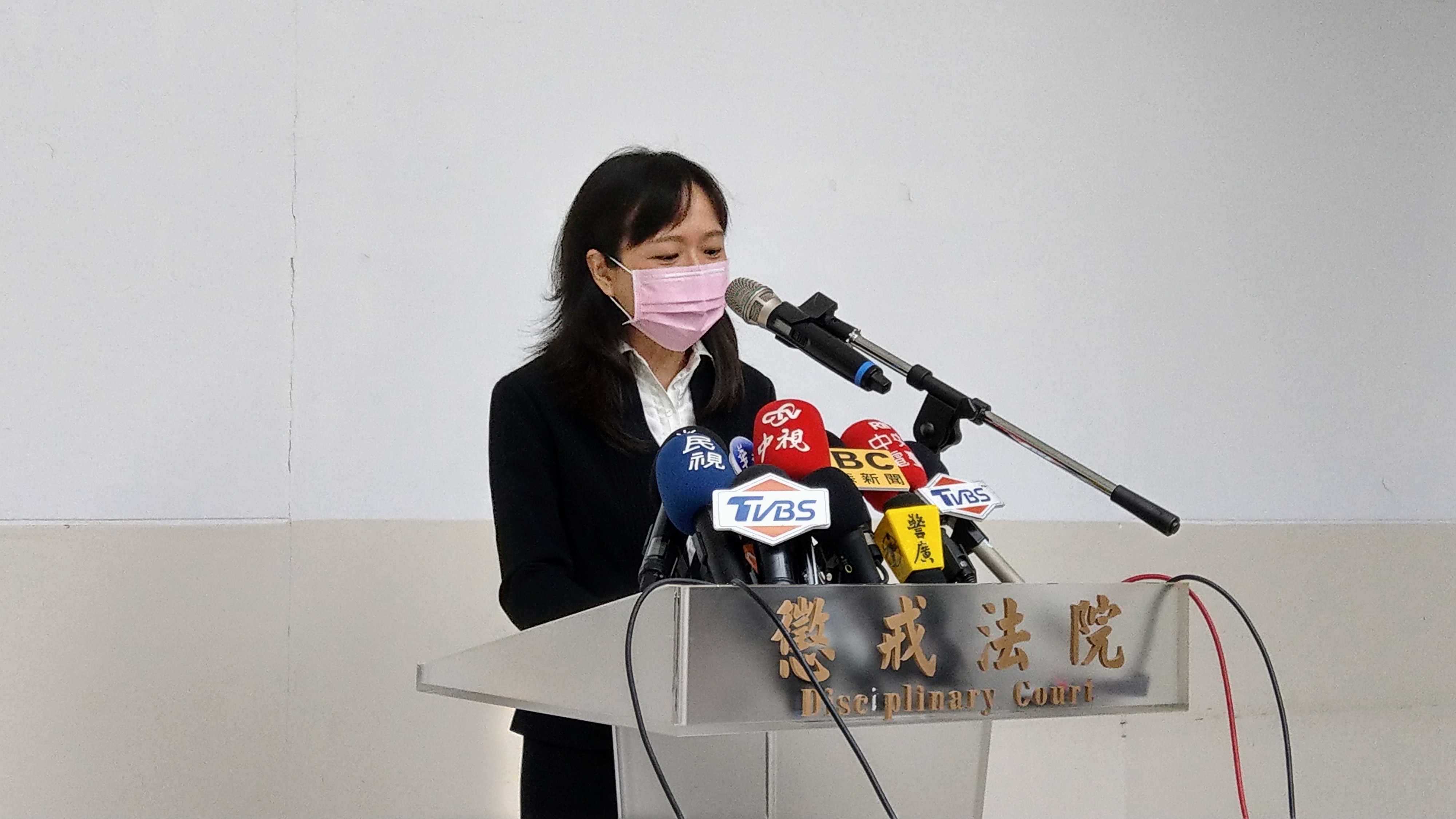 懲戒法院書記官長林玉苹24日說明懲戒法院針對丁允恭案做出撤職及停止任用2年的懲戒。(歐陽夢萍 攝)