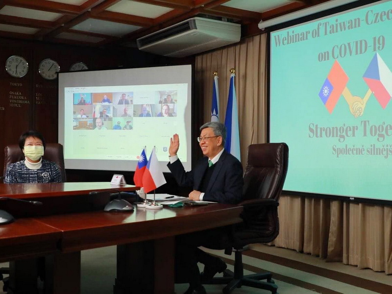 台灣與捷克舉行防疫線上論壇，前副總統陳建仁(右)應邀主持論壇總結討論，外交部主祕書徐儷文(左)陪同與會 (外交部提供)