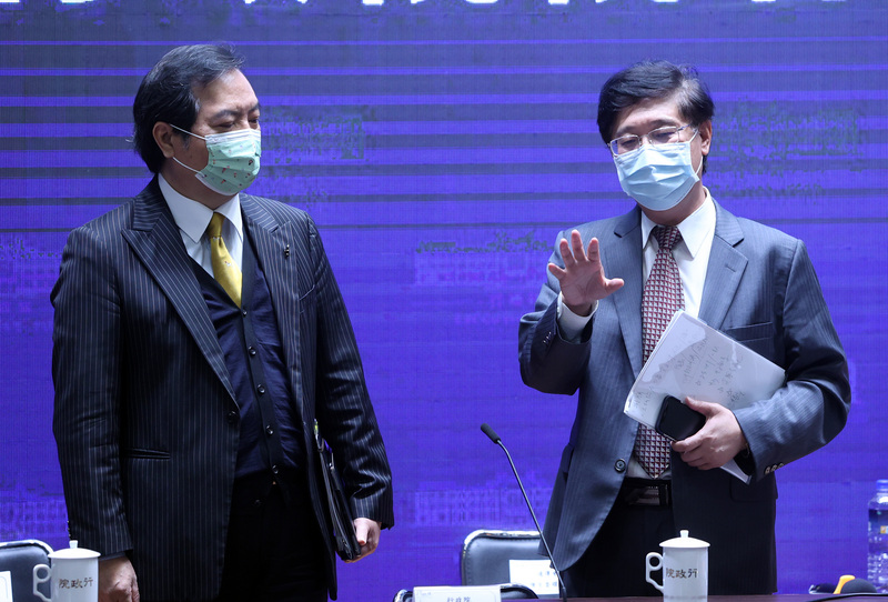 政務委員郭耀煌(圖右)6日表示，該項預算為「籌備工作小組」運作所需經費，並非「數位發展部」預算。(圖：中央社)