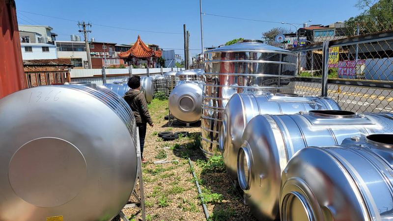 苗栗竹南頭份周邊地區4月6日將啟動「供5停2」限水措施，水電業者表示，最近加裝水塔的詢問度暴增，水塔、水桶等儲水容器熱賣。 (圖：中央社)