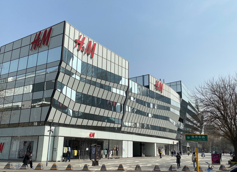 H&M因拒用新疆棉，遭中國官方、媒體及網路輿論大肆撻伐，並發起抵制。圖為H&M北京三里屯門市。 (圖：中央社)