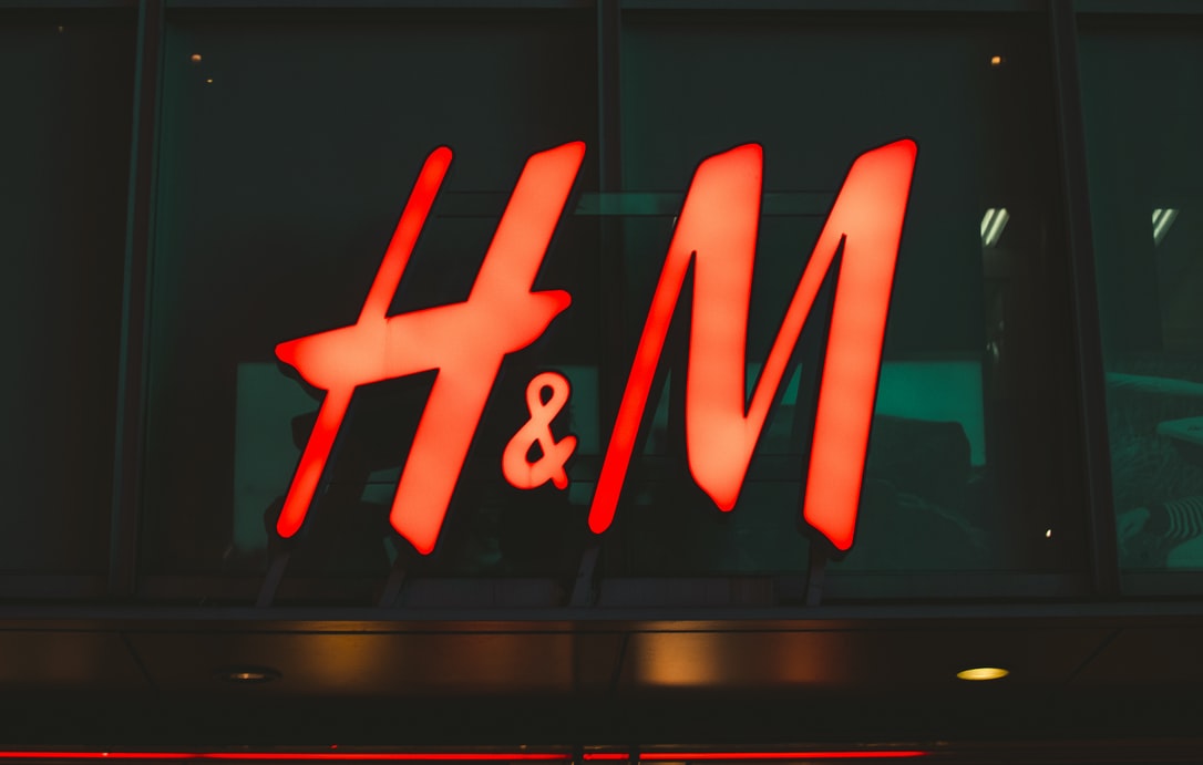 H&M昔日的「拒用新疆棉」聲明被翻出，許多知名品牌也被牽連，遭到中國全面封殺。不過，棉花大戰事件發展至今，卻似乎對中國愈來愈不利。(itssecondkaki/Unsplash)