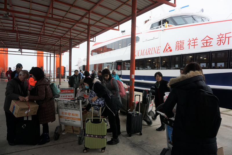 圖為2019年2月21日金門水頭碼頭等待搭船前往廈門的旅客。 (圖：中央社)