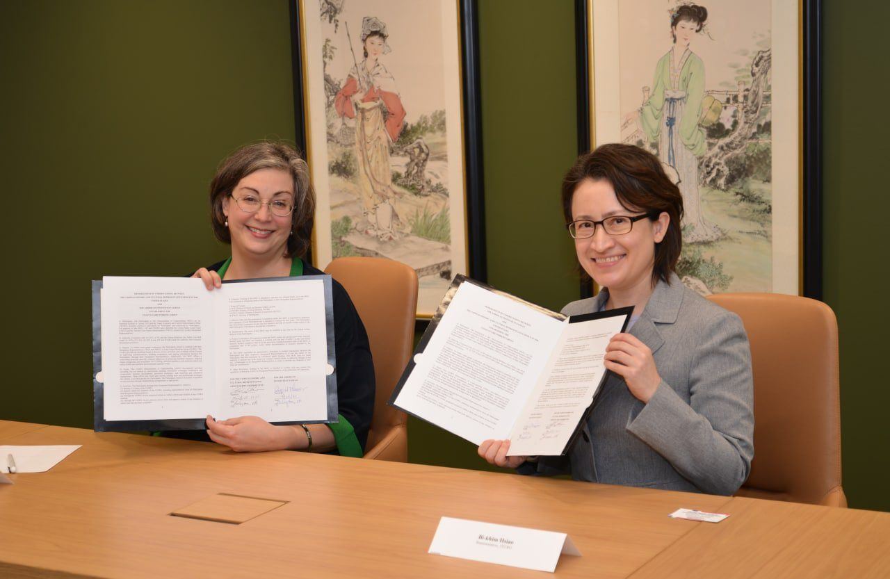 AIT執行理事藍鶯（Ingrid Larson）(左)與駐美代表蕭美琴，簽署美台海巡合作備忘錄。(圖取自推特)