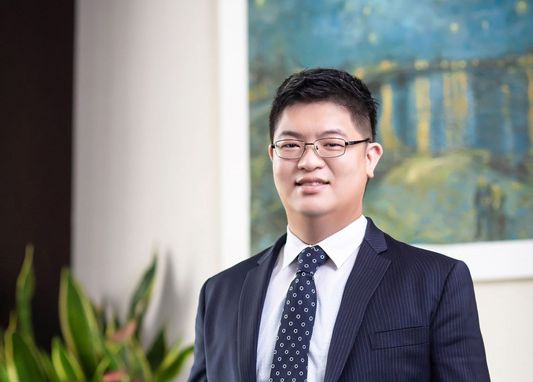 悠遊卡投資控股股份有限公司（悠遊卡投控）及悠遊卡股份有限公司（悠遊卡公司）25日分別召開董事會，決議通過卡公司董事長陳亭如免兼總經理，並升任投控總經理；原卡公司總經理職務由管理群副群長邱昱凱（圖）升任；相關人事調整近期將報請主管機關同意。（悠遊卡公司提供） (圖：中央社)